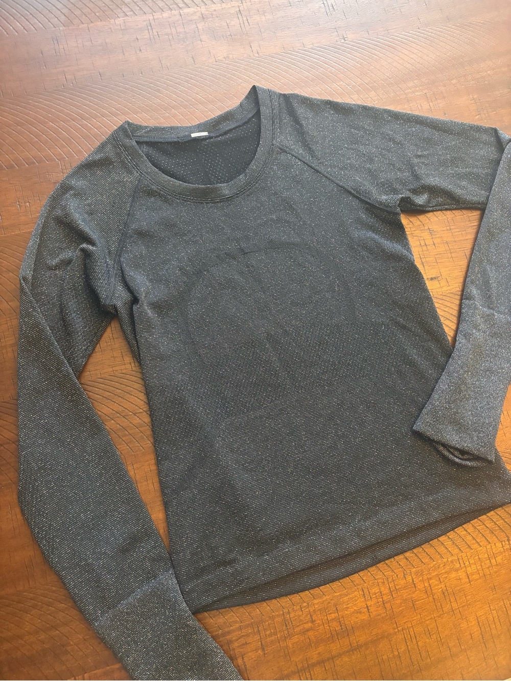 Lululemon Women’s 2 Swiftly Tech Long Sleeve Black /Rainbow Lurex Waist Length